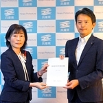 兵庫県職員の給与などに関する勧告書を斎藤元彦知事（右）に手渡す県人事委員会の大久保和代委員長＝１０日午前、神戸市中央区、兵庫県庁