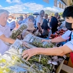 販売が解禁された黒枝豆を買い求める客ら＝１０日午前、丹波篠山市東吹