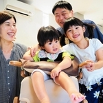 織田凌太朗ちゃん（中央）とその家族。凌太朗ちゃんは腰が据わらず、目もほとんど見えないが、韓国の人気音楽グループＢＴＳの曲が流れるとうれしそうに笑うという＝明石市内