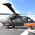 搭載されたヘリコプター＝１０日午前、神戸市中央区のポートアイランド（撮影・斎藤雅志）