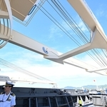 荷物を積み下ろすためのクレーン＝１０日午前、神戸市中央区のポートアイランド（撮影・斎藤雅志）