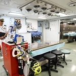 砕氷艦「しらせ」の医務室。手術室（右奥）も備えられている＝１０日午前、神戸市中央区のポートアイランド（撮影・斎藤雅志）