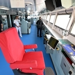 砕氷艦「しらせ」の艦長席＝１０日午前、神戸市中央区のポートアイランド（撮影・斎藤雅志）