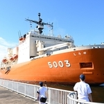 神戸港に入港する砕氷艦「しらせ」＝１０日午前、神戸市中央区のポートアイランド（撮影・斎藤雅志）