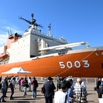 神戸港に入港した砕氷艦「しらせ」＝１０日午前、神戸市中央区のポートアイランド（撮影・斎藤雅志）