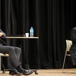 在校生を交え、学校生活などを振り返る朝原宣治さん（左）＝神戸文化ホール