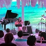 閉幕パーティーでボサノバを披露する小野リサさん（中央）＝大阪市此花区の夢洲