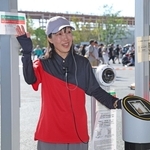 ゲートで来場者のおもてなしを担当する香川房子さん＝大阪市此花区の夢洲（撮影・丸山桃奈）