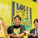 史上最速のリーグ優勝を決めた試合の中継を担当した桜井祐貴ディレクター（左）と村上昂輝アナウンサー＝神戸市中央区東川崎町１、サンテレビ