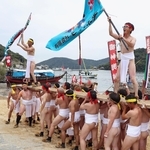 浜辺で伝統のバタカケを披露する氏子ら＝１２日午後、赤穂市坂越（撮影・辰巳直之）