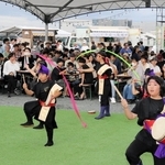 エイサーの演舞で盛り上がる会場＝尼崎市船出