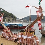 浜辺で伝統のバタカケを披露する氏子ら＝１２日午後、赤穂市坂越（撮影・辰巳直之）