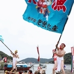 浜辺で伝統のバタカケを披露する氏子ら＝１２日午後、赤穂市坂越（撮影・辰巳直之）