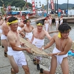 伝統のバタカケを披露し、気勢を上げる氏子ら＝１２日午後、赤穂市坂越（撮影・辰巳直之）