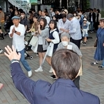 神戸の市街地で始まった選挙戦＝１２日午後、神戸市中央区三宮町１（撮影・吉田敦史、画像の一部を加工しています）