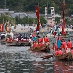 生島に向けて坂越湾内を巡行する和船団＝赤穂市坂越沖（撮影・辰巳直之）