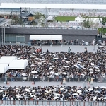 閉幕日を迎え、西ゲートで入場待ちする人たちの列＝１３日午前１０時８分、大阪市此花区の夢洲（撮影・鈴木雅之）