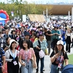 東ゲートから入場する来場者＝１３日午前、大阪市此花区の夢洲（撮影・大田将之）