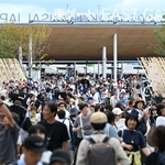 東ゲートから入場する来場者＝１３日午前、大阪市此花区の夢洲（撮影・大田将之）