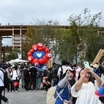 東ゲート付近のミャクミャク像と記念撮影し、万博最終日のスタートを切る来場者ら＝１３日午前、大阪市此花区の夢洲（撮影・大田将之）