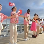 大屋根リングの上で手をつなぎ連帯を表現する各国のスタッフ＝13日朝、大阪市此花区の夢洲（撮影・岩崎昂志）