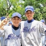 高校野球最後の試合を終え、写真に納まる須磨翔風高時代の才木浩人投手（右）と中野克己さん＝２０１６年７月、尼崎市（中野克己さん提供）