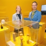 展示の前で神戸学院大の岡部芳彦教授（右）に譲渡合意書を交わすウクライナパビリオンのインナ・イリナ館長＝大阪市此花区の夢洲