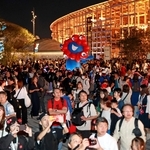 ミャクミャクの像が見守る中、名残惜しそうに家路につく来場者たち＝１３日夜、大阪市此花区の夢洲（撮影・鈴木雅之）