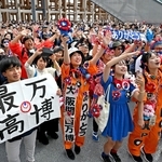 大阪・関西万博の閉幕を惜しむ来場者たち＝１３日午後、大阪市此花区の夢洲（撮影・大田将之） 