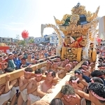 松原八幡神社の前に到着した東山地区の屋台＝１４日午前、姫路市白浜町（撮影・吉田敦史）