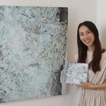 恐山で見た水路から着想して「消えゆくもの、咲きゆくもの」を描いた山邉杏さん＝大阪府吹田市の自宅で