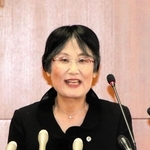 神戸地裁に着任し、会見で抱負を語る徳岡由美子新所長＝神戸市中央区橘通２