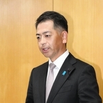 兵庫県議による政務活動費の不適切支出について説明する山口晋平議長＝14日午後、県庁