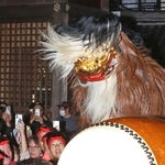 力強く舞い踊る毛獅子＝14日夜、姫路市大塩町汐咲１、大塩天満宮（撮影・後藤亮平）