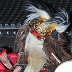 力強く舞い踊る毛獅子＝14日夜、姫路市大塩町汐咲１、大塩天満宮（撮影・後藤亮平）