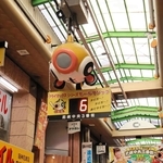 クライマックスシリーズ仕様に張り替えられ、マジック６が点灯した尼崎中央三丁目商店街のボード＝尼崎市神田中通３