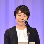 新聞協会賞を受け、スピーチする神戸新聞の中島摩子・阪神総局デスク兼編集局編集委員＝１５日午後、東京都千代田区