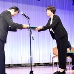 表彰を受ける神戸新聞の中島摩子・阪神総局デスク兼編集局編集委員＝１５日午後、東京都千代田区