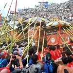 ３基の神輿をぶつけ合う中村地区の氏子ら＝１５日午後、姫路市白浜町（撮影・大田将之）