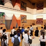 報道陣に公開された迎賓館。宴会などを開くバンケットルームには日本らしさを表現するタペストリーが飾られていた＝１５日午後、大阪市此花区の夢洲（撮影・笠原次郎）