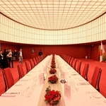 報道陣に公開された迎賓館。ダイニングルームは日本らしさを表現する赤色で統一された＝１５日午後、大阪市此花区の夢洲（撮影・笠原次郎）