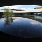 報道陣に公開された迎賓館。円形の屋根から光が差し込む水盤には柳の木も＝１５日午後、大阪市此花区の夢洲（撮影・笠原次郎）