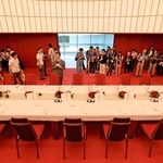 報道陣に公開された迎賓館。ダイニングルームは日本らしさを表現する赤色で統一された＝１５日午後、大阪市此花区の夢洲（撮影・笠原次郎）