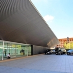 大屋根リングの外側に設けられた迎賓館。ナショナルデーで各国の代表団を送迎した車両も並ぶ＝１５日午後、大阪市此花区の夢洲（撮影・笠原次郎）