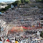 すり鉢状の桟敷席を埋め尽くす観衆＝１５日午後、姫路市白浜町（撮影・辰巳直之）