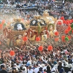 ３地区による屋台の練り合わせ。砂煙と熱気に包まれた＝１５日午後、姫路市白浜町（撮影・吉田敦史）