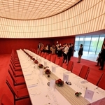 報道陣に公開された迎賓館。ダイニングルームは日本らしさを表現する赤色で統一された＝１５日午後、大阪市此花区の夢洲（撮影・笠原次郎）