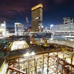 照明が灯り、存在感を放つ地下の工事空間＝神戸市中央区