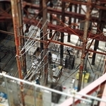 ＪＲ三ノ宮駅前の再開発で地下空間に組まれた鉄骨群。カメラ内蔵の特殊なモードで撮影すると、建設現場がミニチュアのように見える＝神戸市中央区