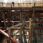 ＪＲ三ノ宮駅前の再開発で地下空間に組まれた鉄骨群＝神戸市中央区